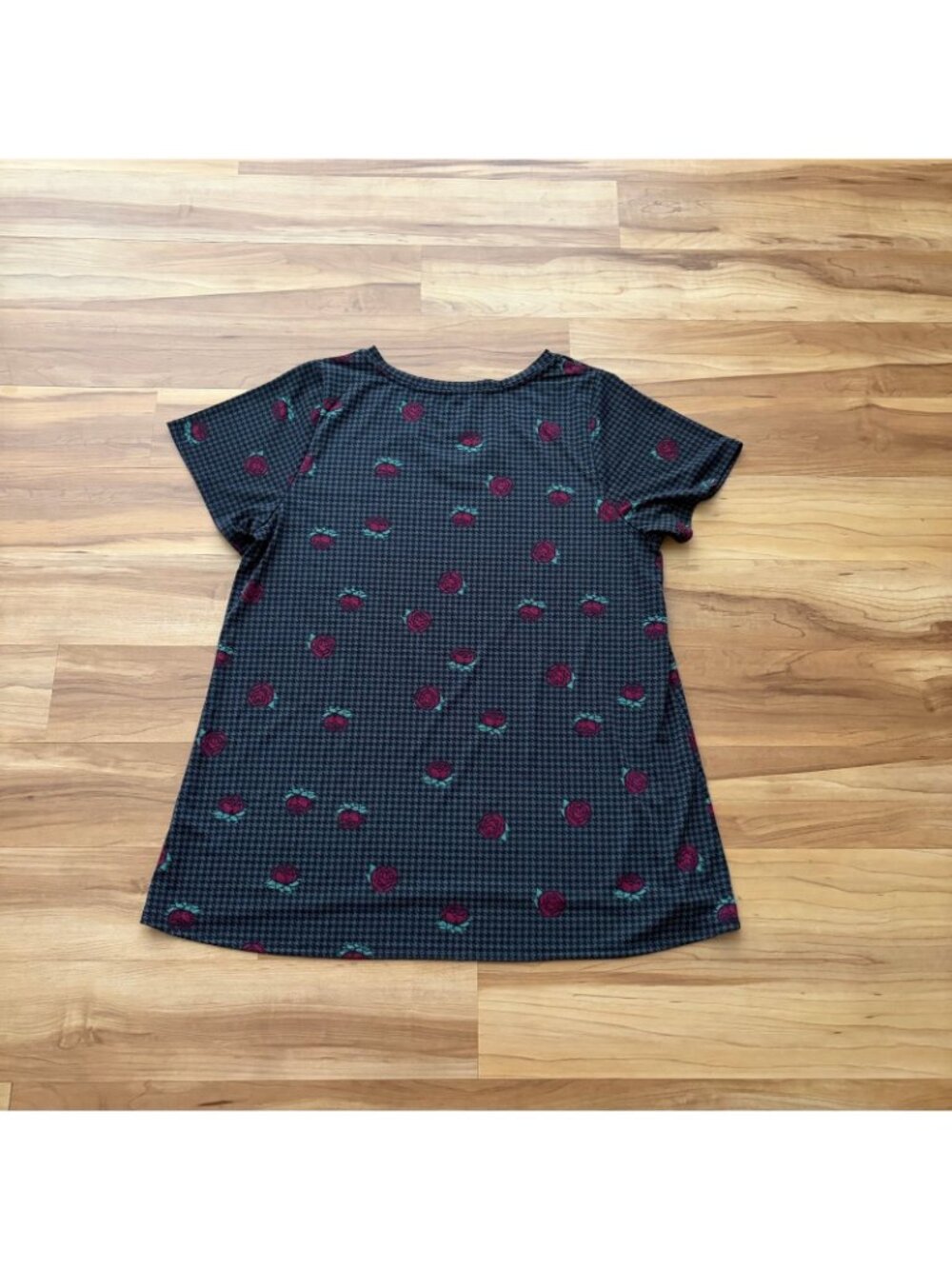 LuLaRoe CHRISTY T T-shirt Size 3XL Black Houndstooth Red Roses Short Sleeves - Picture 4 of 6